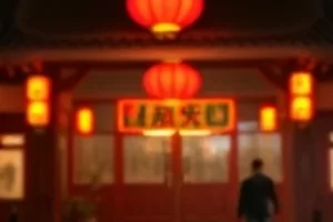 《木匠与尺》封面，木工台上摊开的旧木尺与刨花